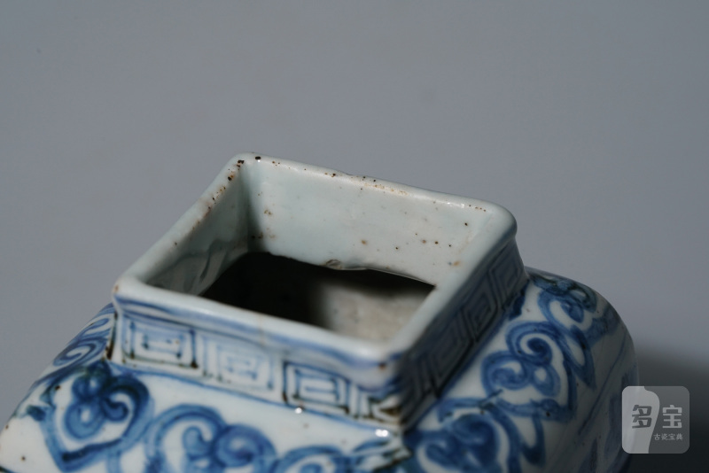 明嘉靖 青花折枝花卉纹四方小罐 - 图10